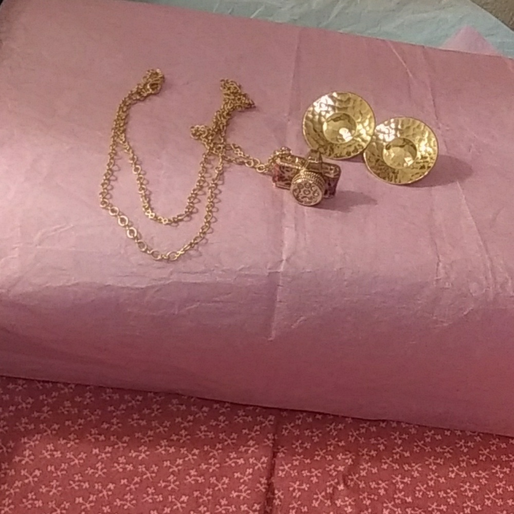 2 PC SET < neckess & earrings .